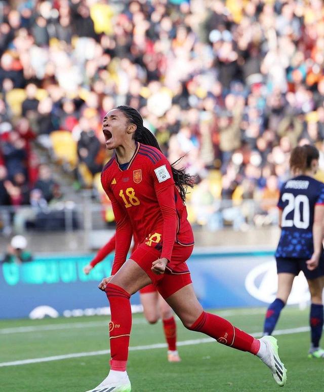国际足球赛场上，女运动员们表现出色，令人瞩目